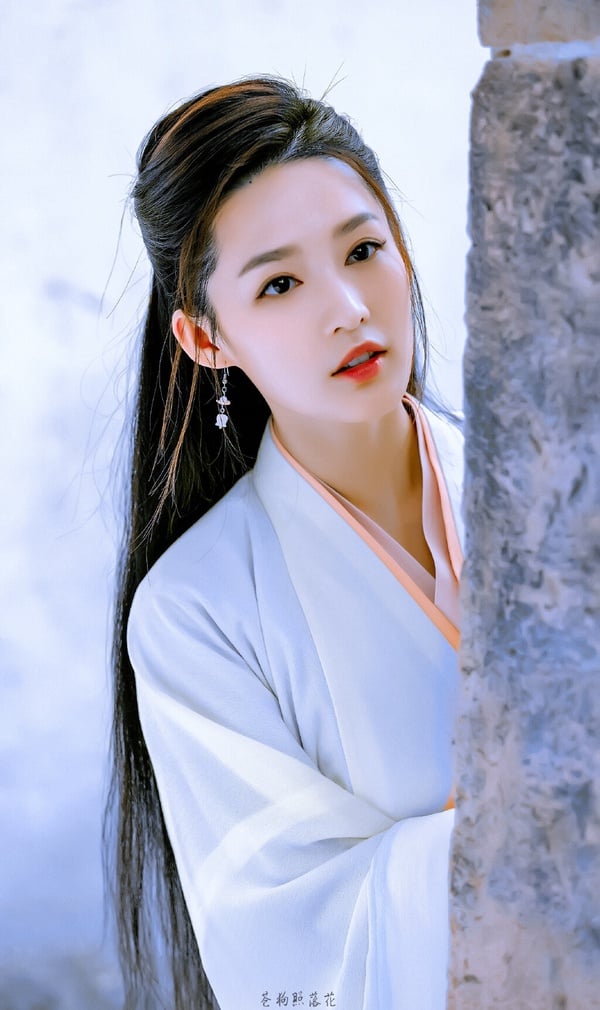 李沁真的是美女！許多網友覺得李沁、李一桐、白鹿三人長得很像，很多臉盲的網友時常分不清楚人。她們氣質不同，白鹿比較有鄰家感，李一桐有媚感，李沁則是更為高冷。李沁不笑時自帶一種清冷感，笑起來的時候甜甜的，又帶點溫柔婉約的氣質，是無論男生女生都很容易有好感的長相。