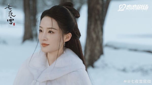李沁真的是美女！許多網友覺得李沁、李一桐、白鹿三人長得很像，很多臉盲的網友時常分不清楚人。她們氣質不同，白鹿比較有鄰家感，李一桐有媚感，李沁則是更為高冷。李沁不笑時自帶一種清冷感，笑起來的時候甜甜的，又帶點溫柔婉約的氣質，是無論男生女生都很容易有好感的長相。