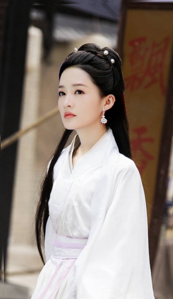 李沁真的是美女！許多網友覺得李沁、李一桐、白鹿三人長得很像，很多臉盲的網友時常分不清楚人。她們氣質不同，白鹿比較有鄰家感，李一桐有媚感，李沁則是更為高冷。李沁不笑時自帶一種清冷感，笑起來的時候甜甜的，又帶點溫柔婉約的氣質，是無論男生女生都很容易有好感的長相。