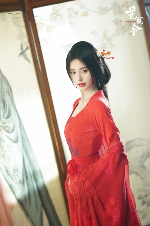 提到90後最美小花，鞠婧禕時常被提名。鞠婧禕是公認90後的美人之一，鞠婧禕很懂得自己美在哪裡，各種古裝造型、穿搭都是好看的，出道後顏值幾乎沒有崩過。