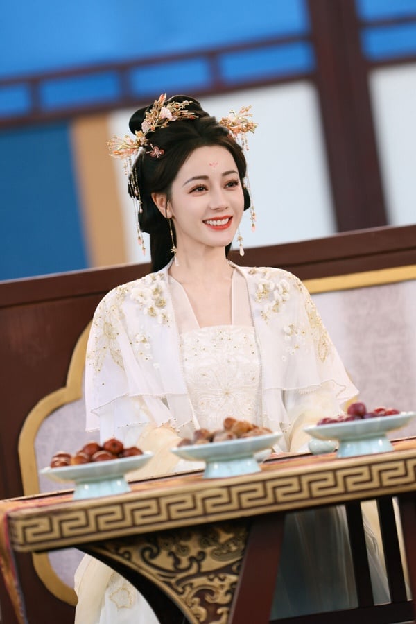 迪麗熱巴是公認的90後美女啊！每次只要提到頂級美人，迪麗熱巴都會被提名。迪麗熱巴五官立體鮮明，異域的長相讓她上鏡特別吃香，外型幾乎毫無短板，再加上身材又好，每次只要出席紅毯，迪麗熱巴永遠都是全場焦點。