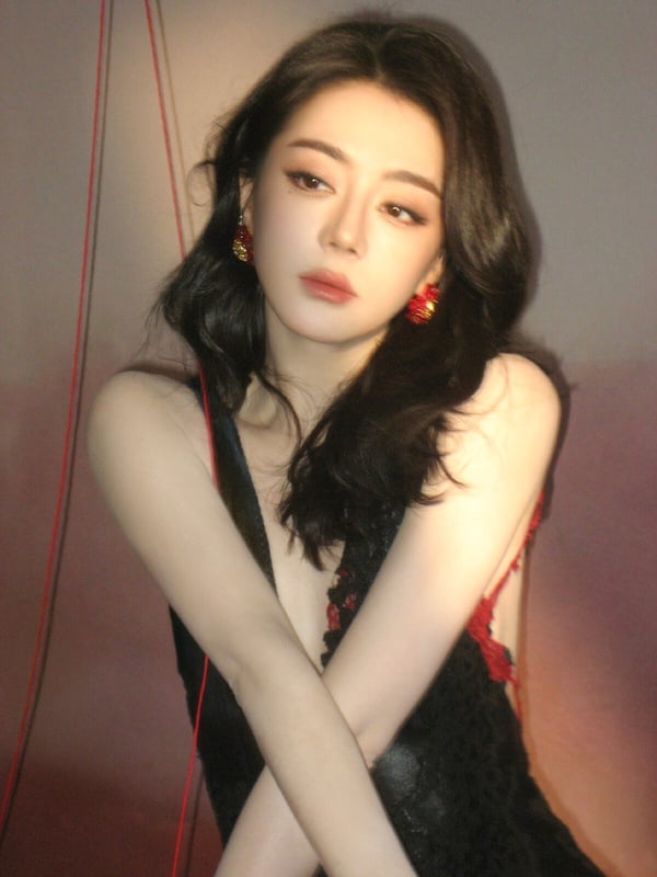迪麗熱巴是公認的90後美女啊！每次只要提到頂級美人，迪麗熱巴都會被提名。迪麗熱巴五官立體鮮明，異域的長相讓她上鏡特別吃香，外型幾乎毫無短板，再加上身材又好，每次只要出席紅毯，迪麗熱巴永遠都是全場焦點。