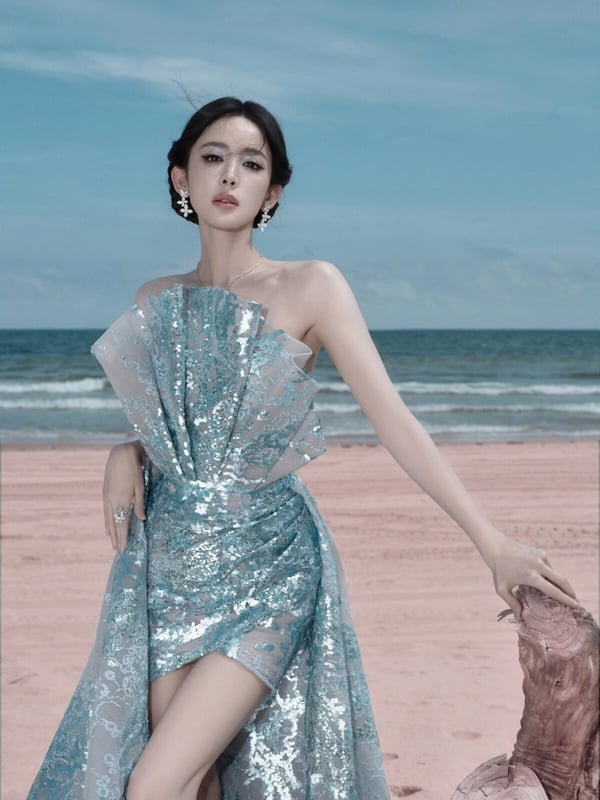 網友票選冠軍是古力娜扎！這位也確實是頂級大美女！在各大顏值排行榜中，古力娜扎和迪麗熱巴其實不相上下，大家也公認她們兩個是90花裡最美的，這真的沒什麼爭議。