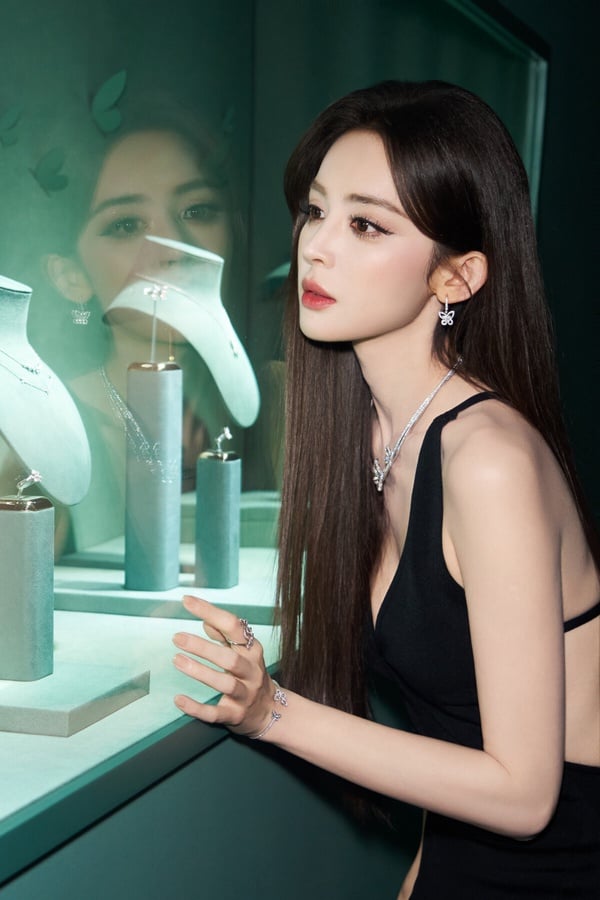 網友票選冠軍是古力娜扎！這位也確實是頂級大美女！在各大顏值排行榜中，古力娜扎和迪麗熱巴其實不相上下，大家也公認她們兩個是90花裡最美的，這真的沒什麼爭議。
