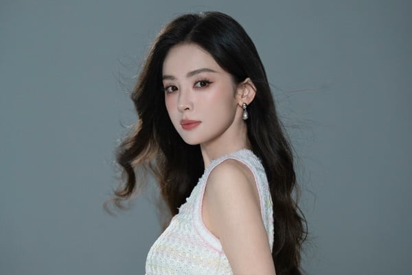 網友票選冠軍是古力娜扎！這位也確實是頂級大美女！在各大顏值排行榜中，古力娜扎和迪麗熱巴其實不相上下，大家也公認她們兩個是90花裡最美的，這真的沒什麼爭議。