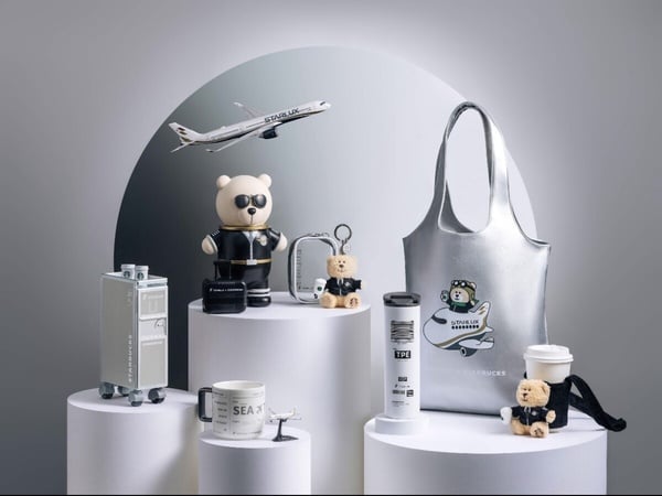 「星宇航空Ｘ星巴克」雙星聯名！Bearista熊變機長、機上餐車收納盒、登機證馬克杯必收