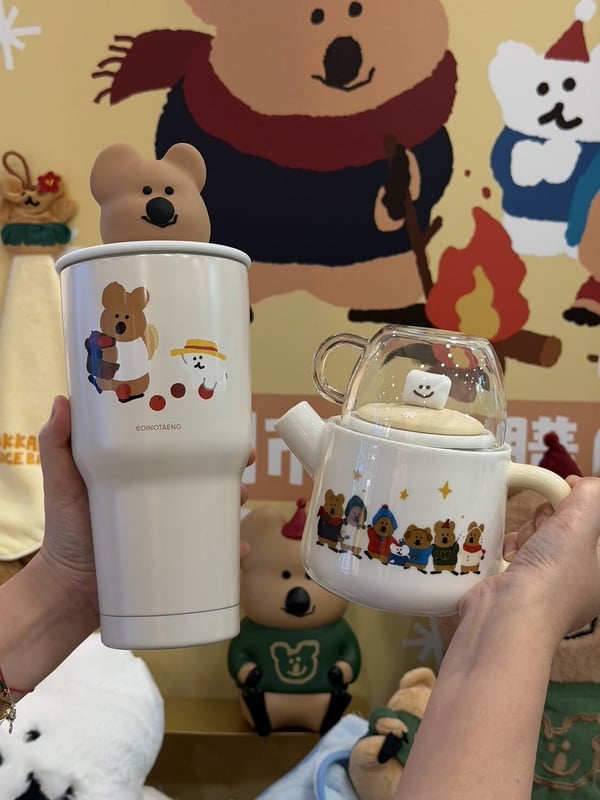 7-11「DINOTAENG」集點！胖胖陶瓷馬克杯、毛絨收納杯套、書包絨毛吊飾等53款一次看