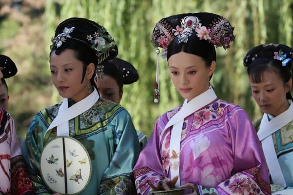 當然有《甄嬛傳》啦！說真的，《甄嬛傳》再拍100集，大家應該也是看得很開心吧！網友都說《甄嬛傳》根本是主角們可以依靠一輩子的養老保險，提到孫儷大家就會想到甄嬛，提到陳建斌就會想叫他皇上，甚至連皇后、華妃、安陵容也都成為經典。