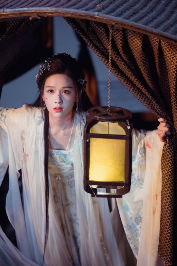 陳都靈是近年古裝很受好評的古典美人，最近陳都靈在《翹楚》飾演重生復仇大女主，有很多華麗的宮廷造型。而先前陳都靈還有一部《月鱗綺紀》熱播，這部是仙俠劇，陳都靈在《月鱗綺紀》的造型就走仙氣飄飄路線，依樣超美！