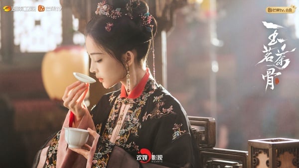 早年于正的審美被網友罵翻，但似乎自從《延禧攻略》開始，于正的審美有進步了，今年推出的《玉茗茶骨》造型很受好評。這是一部宅鬥劇，以茶葉為背景，《玉茗茶骨》的造型參考了明制，而女角們的衣服隱藏了很多茶元素，像是茶紋刺繡、茶湯色系，看起來非常溫婉大方，真的蠻好看。