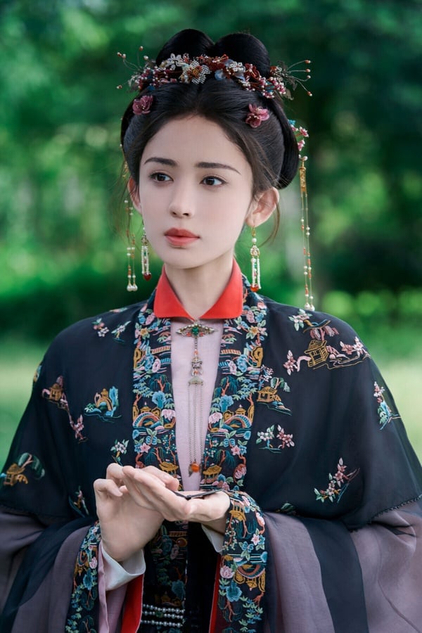 早年于正的審美被網友罵翻，但似乎自從《延禧攻略》開始，于正的審美有進步了，今年推出的《玉茗茶骨》造型很受好評。這是一部宅鬥劇，以茶葉為背景，《玉茗茶骨》的造型參考了明制，而女角們的衣服隱藏了很多茶元素，像是茶紋刺繡、茶湯色系，看起來非常溫婉大方，真的蠻好看。