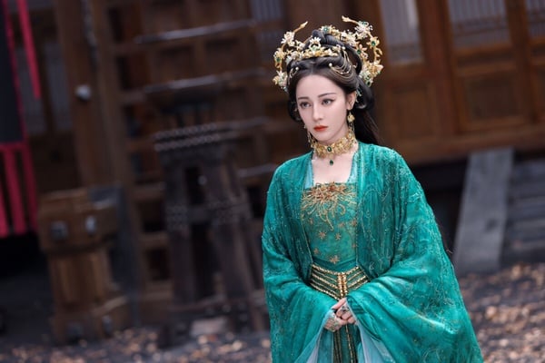 迪麗熱巴在《白日提燈》的造型很好看！劇中迪麗熱巴飾演活了400年的鬼王賀思慕，她雖然法力高強，卻天生沒有「五感」。而為了凸顯賀思慕的非人感，《白日提燈》的造型都有東方奇幻風，華麗但帶有一點詭譎，很適合異域美人迪麗熱巴！