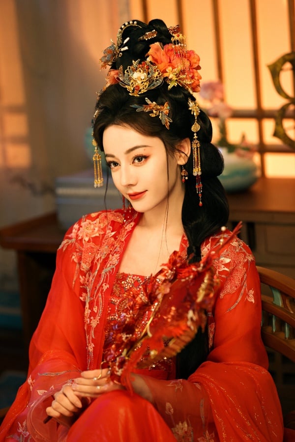 迪麗熱巴在《白日提燈》的造型很好看！劇中迪麗熱巴飾演活了400年的鬼王賀思慕，她雖然法力高強，卻天生沒有「五感」。而為了凸顯賀思慕的非人感，《白日提燈》的造型都有東方奇幻風，華麗但帶有一點詭譎，很適合異域美人迪麗熱巴！