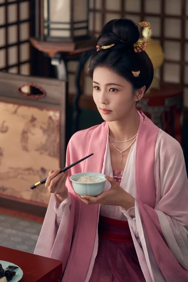 冠軍是《莫離》白鹿！《莫離》的造型真的滿好看，這部劇的造型設計以素雅、簡潔為主，除了大婚之外，大多都是比較素淨的造型，頭飾不會繁複堆砌，很有古典美呢！近年很多古裝劇都被說沒有古韻，一大原因就是因為造型設計得太過現代，但《莫離》不會！