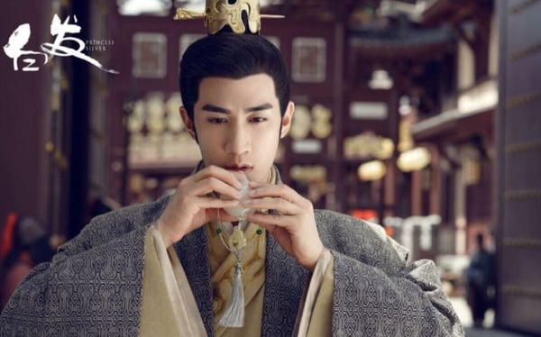 羅雲熙是熬了多年才走紅的代表之一，早年在《何以笙簫默》飾演少年版何以琛相當驚豔，但後續羅雲熙因為和公司合約纏身的關係，錯過很多大好資源。羅雲熙以《香蜜》爆火前，曾在《白髮》演過男二，該劇男女主角是李治廷和張雪迎。
