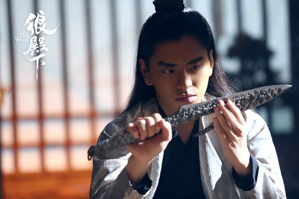 在《狼殿下》肖戰的鋒頭同樣也贏過男主王大陸。《狼殿下》籌拍時王大陸因為《我的少女時代》而大火，沒想到後來拍完被積壓，等到要播的時候，王大陸無人在意，反倒是肖戰爆火成為頂級流量。