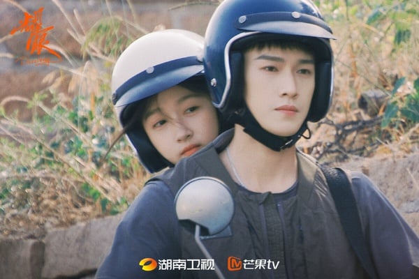 《耀眼》是最近評價不錯的現偶劇，高智落難千金女主vs.全能野草男主。《耀眼》的氛圍很細膩清新，沒有無腦撒糖、沒有狗血霸總，對愛情的鋪墊細膩。雖然有觀眾覺得中後期比較拖沓，有點可惜，但整體而言《耀眼》是一部很適合盛夏追的小甜劇。