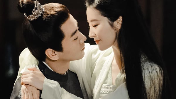 《夢華錄》的劇情、演員顏值，真的都沒得挑剔啊！前幾年大家苦「古偶醜男」已久，所以看到陳曉和劉亦菲的搭檔，都有種眼睛一亮的感覺。劉亦菲端莊優雅，在劇中翩翩一舞，宛如仙女。而陳曉一雙桃花眼無比勾人，審問犯人時凌厲，面對愛人時電流滿滿，兩人CP感十足！