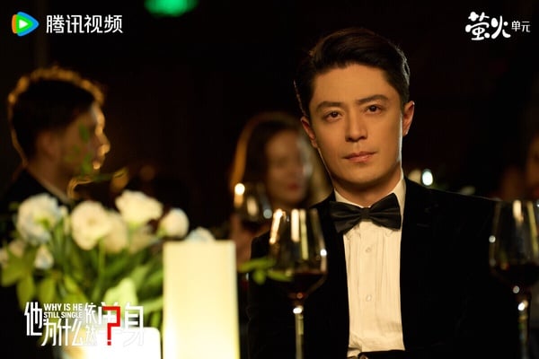 霍建華《他為什麼依然單身》改編自日劇《熟男不結婚》，講述年至不惑的室內設計師俞瑜，其宣稱「不婚」卻屢遇情感困境，在偶遇綜合內科醫生顧葉嘉後，展開情感碰撞，探討當代都市男女的婚戀觀差異的故事。
