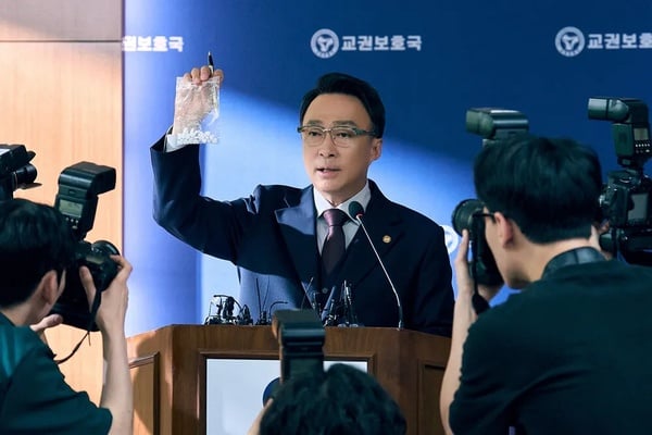 《鐵拳教育》幕後趣事：金南佶二度拒演改變劇本走向，李星民八場發佈會竟是一次拍完！