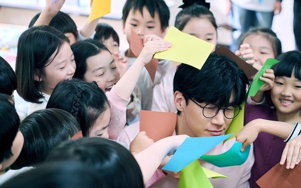 《鐵拳教育》幕後趣事：金南佶二度拒演改變劇本走向，李星民八場發佈會竟是一次拍完！