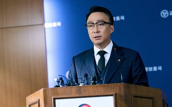 《鐵拳教育》幕後趣事：金南佶二度拒演改變劇本走向，李星民八場發佈會竟是一次拍完！