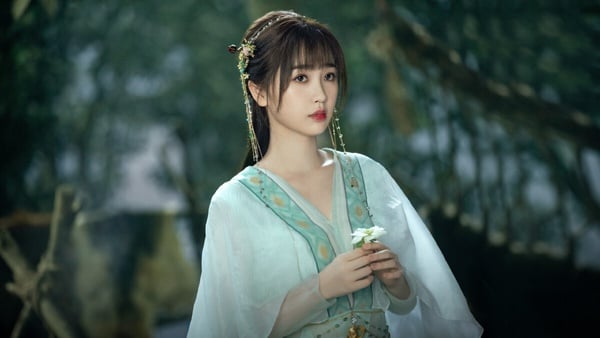 虞書欣近年累積了不少代表作，2022年虞書欣憑藉《蒼蘭訣》拉高熱度，後續《永夜星河》又一次爆紅。這兩個角色都留在很多觀眾心中，雖然都是傻白甜，但不是每個演員都適合這類的角色，虞書欣演得很可愛討喜，真的靈動！