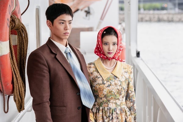 《苦盡柑來遇見你》真正是近年難得的神作！這是懸疑神劇《Signal信號》金元錫導演與《山茶花開時》編劇林恦賰攜手打造的力作，除了找來IU、朴寶劍，還有影后文素利、朴海俊及廉惠蘭等演技派。《苦盡柑來遇見你》以「四季」形式講述於1950年代濟州島出生的「吳愛純」和「梁寬植」一生的故事。