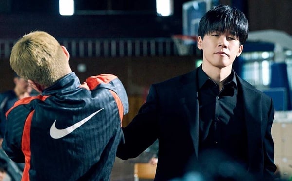 《鐵拳教育》是近期人氣最火爆的Netflix韓劇，大快人心的情節讓《鐵拳教育》在全球皆掀起追劇熱潮，衝上超過20國收看冠軍！《鐵拳教育》以教權保護局為主角，他們肩負大膽使命，要為行為越界的學生、老師、家長好好上一課。這群人無所不用其極，甚至不惜逾越法律規範，只為恢復校園內的秩序。