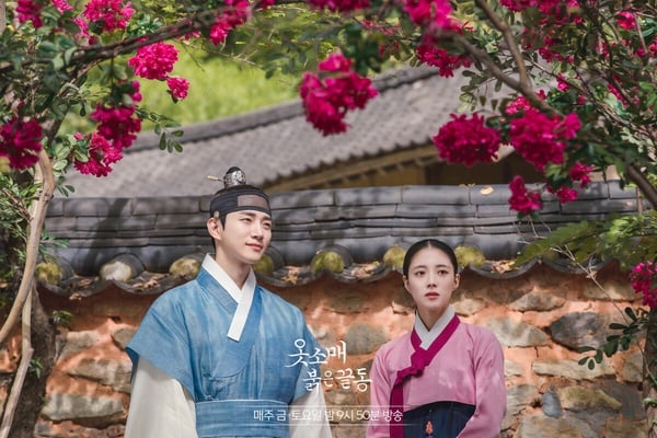 《衣袖紅鑲邊》完全是黑馬劇啊！這部講述王世孫李祘與宮女成德任之間的愛情故事，其實播出前大家都沒有特別看好《衣袖紅鑲邊》，畢竟李俊昊、李世榮都是比較年輕的演員。而以李祘為題材的作品，早年李瑞鎮就主演過了，題材不算新鮮。加上MBC這幾年積弱不振，推出的好幾部電視劇收視都慘到不行。