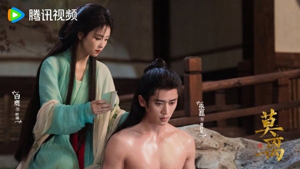 白鹿《莫離》是最近的高熱度古裝劇，導演的鏡頭滿有美感，服化道古色古香。不過也有觀眾認為，《莫離》開頭鋪墊太慢，明明有大家愛看的先婚後愛、宅鬥元素，卻不會讓人抓心撓肝想接著看。