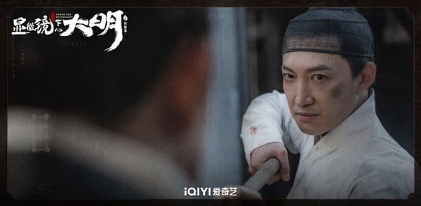 張若昀這部《顯微鏡下的大明》沒有像《慶餘年》、《雪中悍刀行》那麼廣為人知，但劇評不錯！豆瓣評分高達7.9，不輸《慶餘年》呢！該劇根據馬伯庸同名讀本改編，馬伯庸也就是《長安十二時辰》、《風起隴西》等原著小說的作者，他的作品被影視化都是高質感，而《顯微鏡下的大明》同樣是黃金製作團隊，高規格打造。