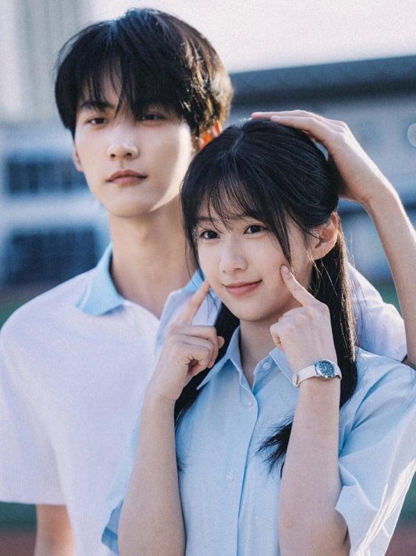 《熾夏》是最近Netflix新上線的甜寵劇，找來《狙擊蝴蝶》周柯宇搭配《江湖夜雨十年燈》包上恩。《熾夏》是人氣甜寵大IP改編，劇情滿有意思，女主不是傳統的傻白甜，她為了奶奶醫藥費不惜接近男主，而男主明知她別有用心，卻還是甘願入局，故事發展讓人猜不到。