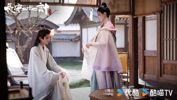 成毅《長安二十四計》是大男主劇，劇情結合懸疑與權謀。《長安二十四計》的服化道都是高質感，劇本方面有人認為節奏太慢、有點在故弄玄虛，也有人認為故事反轉又反轉，追得停不下來。整體而言，《長安二十四計》製作質感、運鏡、構圖是不錯的。