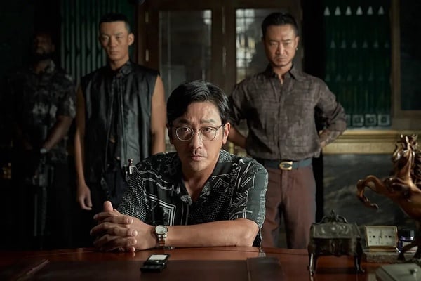 《毒梟聖徒》集結河正宇、黃晸珉、朴海秀、柳演錫、趙宇鎮等演技派主演，改編自真人真事。《毒梟聖徒》講述在蘇利南經營事業的韓國商人姜仁久，在別無選擇下，只能冒著生命危險加入韓國國家情報院與美國緝毒局的聯合秘密任務，逮捕蘇國韓僑大毒梟全耀煥的故事。