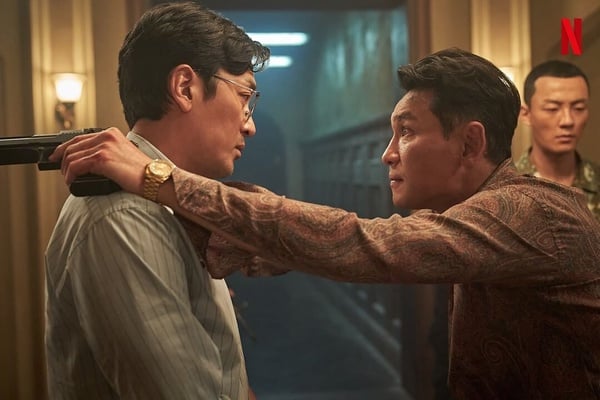 《毒梟聖徒》集結河正宇、黃晸珉、朴海秀、柳演錫、趙宇鎮等演技派主演，改編自真人真事。《毒梟聖徒》講述在蘇利南經營事業的韓國商人姜仁久，在別無選擇下，只能冒著生命危險加入韓國國家情報院與美國緝毒局的聯合秘密任務，逮捕蘇國韓僑大毒梟全耀煥的故事。