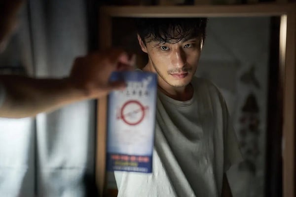 《寄生獸：灰色部隊》改編自日本漫畫家岩明均的同名漫畫作品，由《屍速列車》導演執導，劇情講述不明寄生生物大規模寄生人類宿主並奪得力量，人類必須挺身作戰對抗日益壯大威脅的故事。