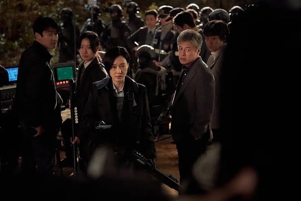 《寄生獸：灰色部隊》改編自日本漫畫家岩明均的同名漫畫作品，由《屍速列車》導演執導，劇情講述不明寄生生物大規模寄生人類宿主並奪得力量，人類必須挺身作戰對抗日益壯大威脅的故事。