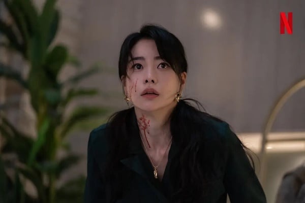 《黑暗榮耀》當然也衝進了前排！由《鬼怪》金銀淑作家執筆，再加上女神宋慧喬，讓《黑暗榮耀》一播就爆紅。《黑暗榮耀》以女主角的復仇記為主軸，細膩描繪出霸凌受害者的創傷與心境，情感刻畫極為細膩，劇情環環相扣，復仇情節爽快又帶感，全程精彩無冷場。