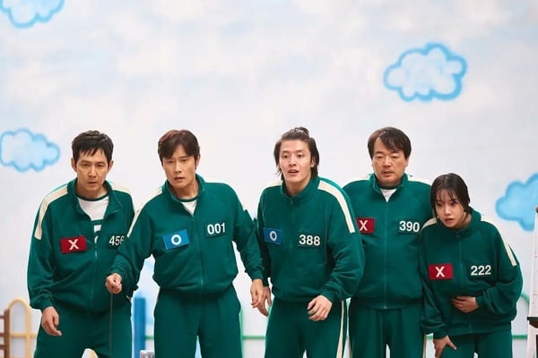 冠軍無疑是《魷魚遊戲》系列！這部劇真的超級狂，三季在Netflix積分都破億，斷層第一啊！《魷魚遊戲》憑藉驚險刺激的生死遊戲，掀起全球追劇熱潮，自首季上線後便大受歡迎，雖二、三季評價沒有超越前作，但依舊席捲海內外！