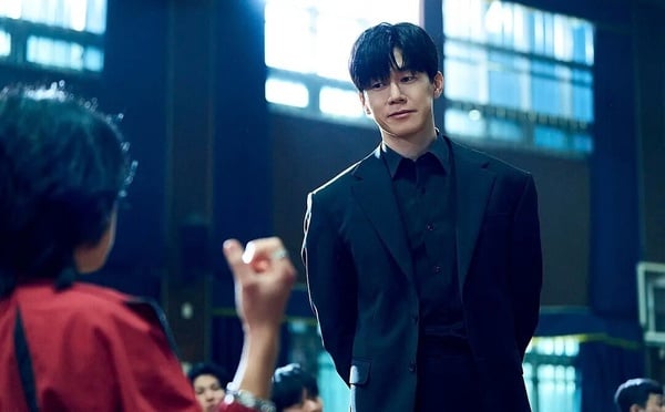 《鐵拳教育》讓金武烈爆紅，他的新劇《First Doctor》也引起討論。《First Doctor》是醫療劇，由《鐵拳教育》、《少年法庭》導演指導，這位導演指導的都是節奏緊湊、讓人能反思社會議題的好劇呢！