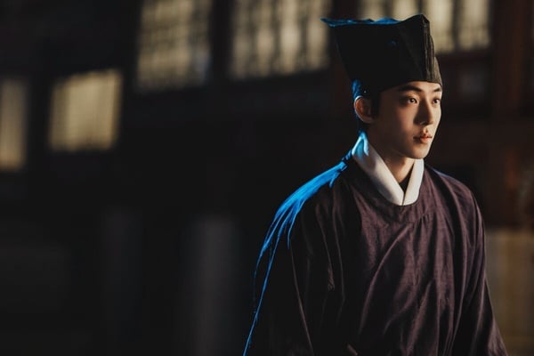 《鬼謎東宮》將於7/17開播，接檔《鐵拳教育》。《鬼謎東宮》是男神南柱赫的退伍復出首作，找來近年受矚目的新演員盧允瑞，以及影帝曹承佑攜手主演。這部播出前其實話題比《鐵拳教育》更高呢！據說Netflix想將《鬼謎東宮》打造成「第二個《魷魚遊戲》」。