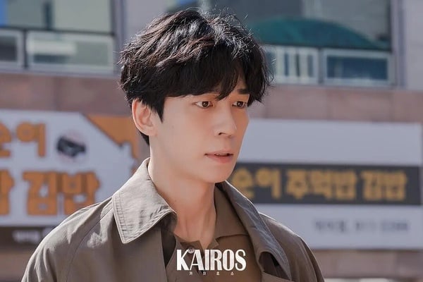 《Kairos：化時為機》找來申成祿、李世榮、安普賢、南奎里擔綱主演，演員都有名氣，但熱度意外不高。劇情講述年幼女兒被綁架的「金瑞鎮」，意外聯繫了活在一個月前、來自過去的「韓艾莉」，兩人決定合力幫助彼此的搜查故事。