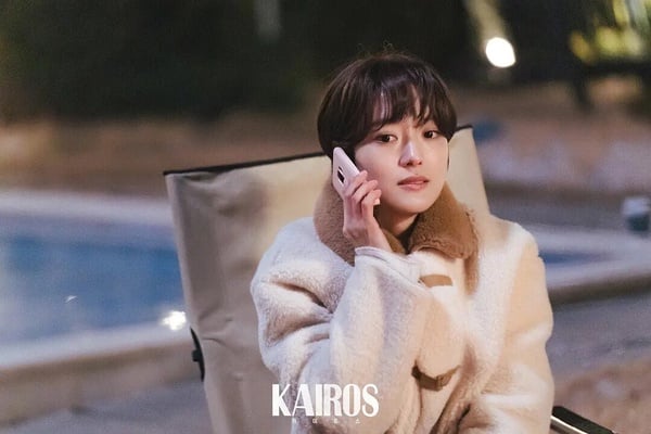 《Kairos：化時為機》找來申成祿、李世榮、安普賢、南奎里擔綱主演，演員都有名氣，但熱度意外不高。劇情講述年幼女兒被綁架的「金瑞鎮」，意外聯繫了活在一個月前、來自過去的「韓艾莉」，兩人決定合力幫助彼此的搜查故事。