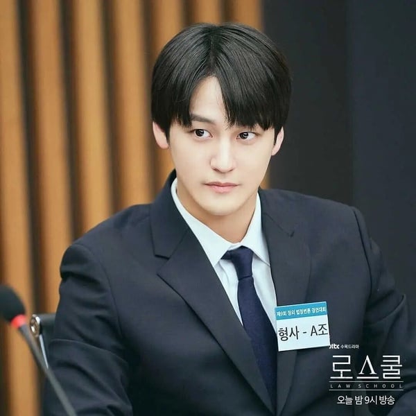 《Law School》是隱藏律政神劇，劇情講述法學院學生面對人類能展現最激烈的熱情和挑戰、最悽慘的矛盾和苦惱、最殘酷的競爭和衝突的「法律」，為了實現法律與正義而孤軍奮鬥的故事。