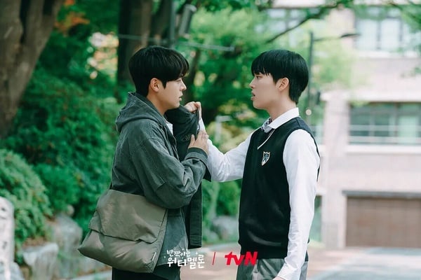《閃亮的西瓜》主演群大家都不太認識，光聽劇名也不吸引人，但錯過真的可惜！劇情講述神祕的模範生Coda少年（父母皆是聾啞人士的小孩），透過一家可疑的樂器店穿越時空後，在另一個時空與同齡的爸爸相遇，成為了好友，並與神祕少女陷入初戀的青春成長故事。