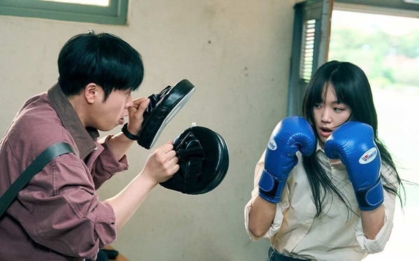 Netflix《鐵拳教育》絕對是最近必看韓劇！《鐵拳教育》演員群都不算是人氣偶像派，但每一個都超會演。而且《鐵拳教育》劇本很紮實，反應現實，導演拍攝的手法也兼顧了爽感，讓人一追就入迷！