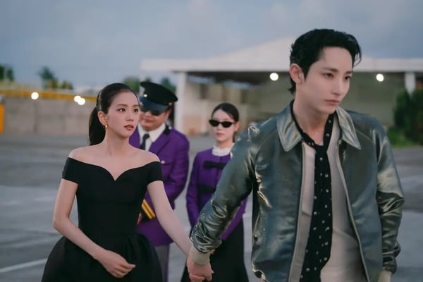 《訂閱男友》由BLACKPINK成員Jisoo金智秀主演，在劇中詮釋一名長期單身、被生活壓得喘不過氣的網漫製作人。她完全沒有餘裕去想戀愛這回事，直到一項虛擬約會服務悄悄闖入她的日常，也許，那才是真愛的起點。