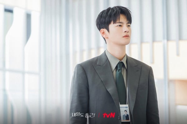 《明天上班見》是一部辦公室職場喜劇，講述講述在「工作倦怠期」中苦苦掙扎的已經工作了7年職員智允，為了躲開「最糟糕的人」而選擇了「次糟糕」的毒舌上司時宇，卻在與他共事的過程中逐漸成為彼此無可替代的「最佳選擇」。