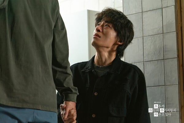 《努力克服自卑的我們》劇情滿特別，以多數人曾經歷過、最普遍卻也最難以啟齒的情緒——「無價值感」為核心，透過一群外表光鮮亮麗、內心卻脆弱不安的角色，細膩描繪成年人在生活、友情與事業之間的掙扎與自我對抗。